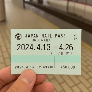 일본 JR패스를 손에 든 여행자의 실사 이미지